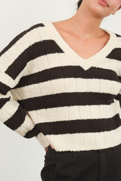 10010066734-HYFVE Contrast Striped Cropped V-Neck Sweater